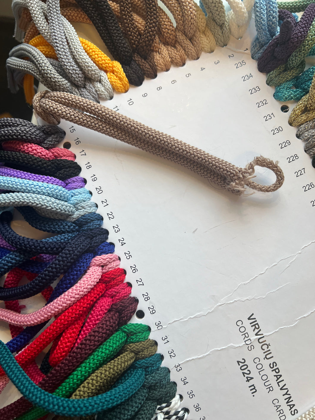 Heklesnor farge 14 beige ( med grå tone )