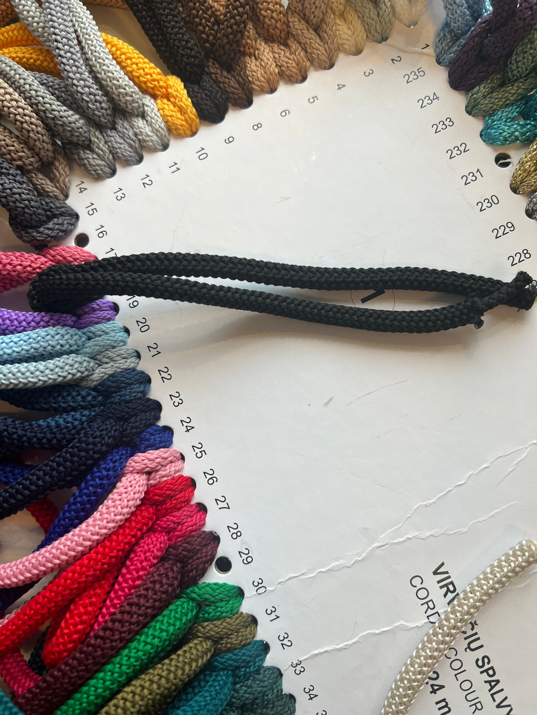 Heklesnor farge 18 svart