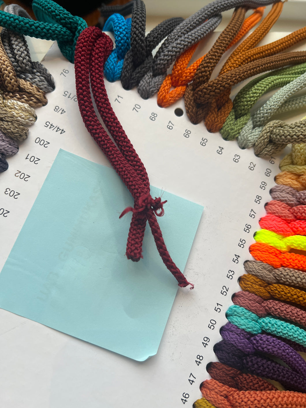 Heklesnor farge 75 vinrød