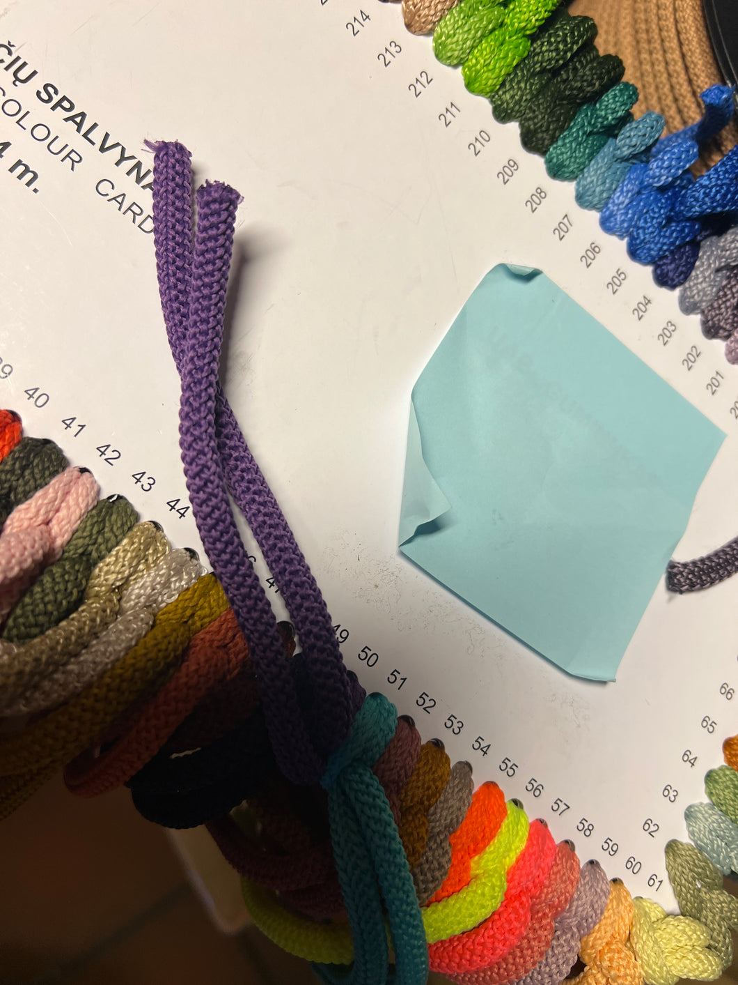 Heklesnor farge 50 mørk lilla