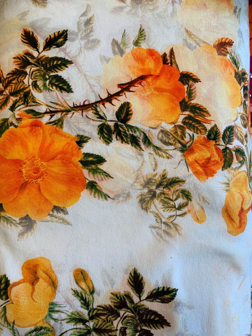 Jersey hvit med gule og oransje blomster